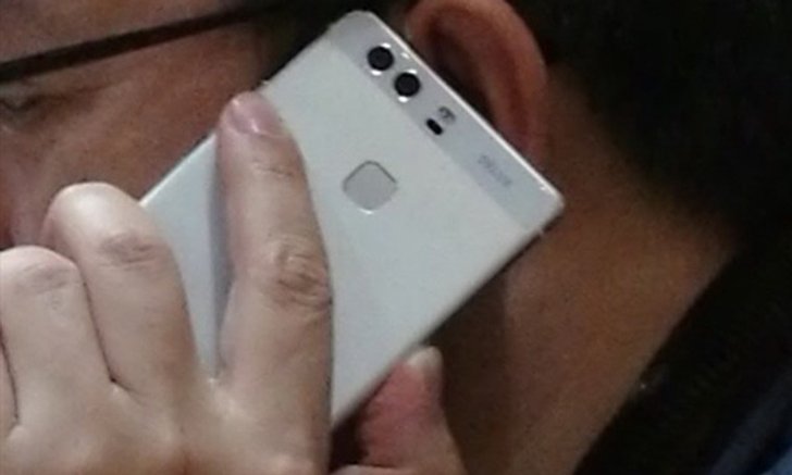 เผยภาพผู้บริหาร Huawei ถือ Huawei P9 รุ่นล่าสุดก่อนเปิดตัวอีกไม่กี่สัปดาห์