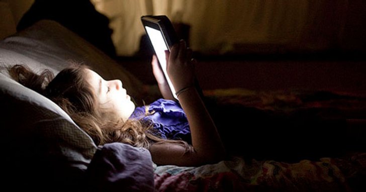 เตือนคนชอบเล่นมือถือก่อนนอน ระวังอาการ "ตาบอดชั่วคราวจากสมาร์ทโฟน"