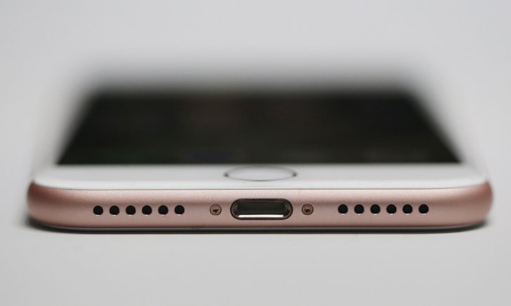 Apple ตอบคำถามสำหรับคนที่กังวลว่า จะฟังเพลงเวลาชาร์จแบตได้อย่างไร ถ้าไม่มีหูฟัง AirPods ?