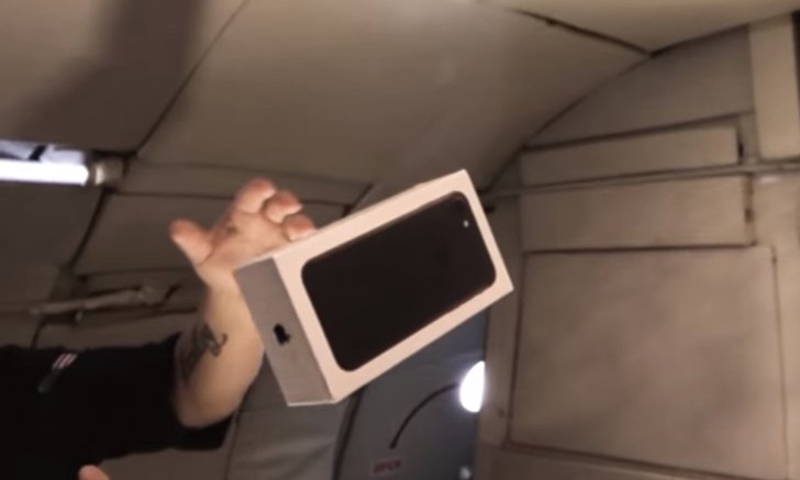 ชมคลิปแกะกล่อง iPhone 7 Plus ในสภาพไร้แรงดึงดูดกันดีกว่า