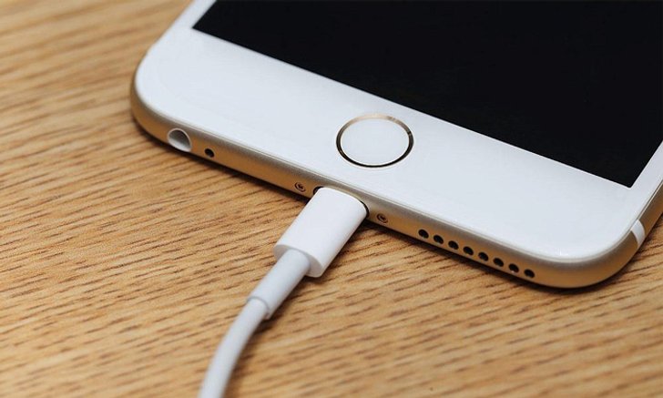 ตอบคำถามคาใจ ชาร์จ iPhone ข้ามคืนจะทำให้เครื่องพังเร็วหรือไม่