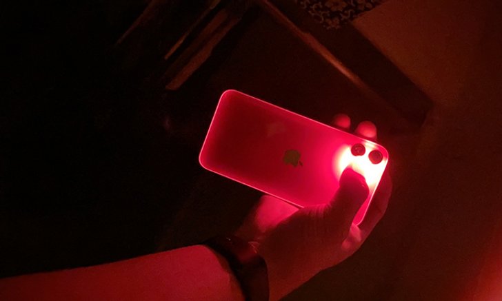รู้ยัง ฟีเจอร์ไฟฉายใน iPhone 11 สามารถเรืองแสงไปจนถึงฝาหลังได้