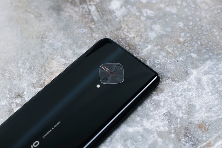 กล้องหลักดีไซน์ diamond มาพร้อม AI Quad Camera ความละเอียด 48 ล้านพิกเซล