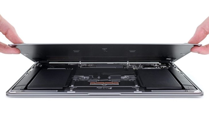 iFixit ให้คะแนนการซ่อมของ MacBook Air ให้คะแนน 4 เต็ม 10 คะแนน เพราะเปลี่ยนแบตเตอรี่ง่ายขึ้นกว่าเดิม