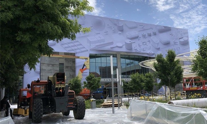 Apple เริ่มตกแต่งหอประชุม McEnery สถานที่จัดงาน WWDC18 แล้ว