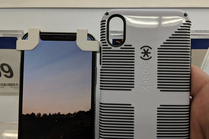 จอใหญ่สะใจ! เผยภาพเคส "iPhone Xs Max" และ "iPhone จอ LCD" จากห้างวอลมาร์ต