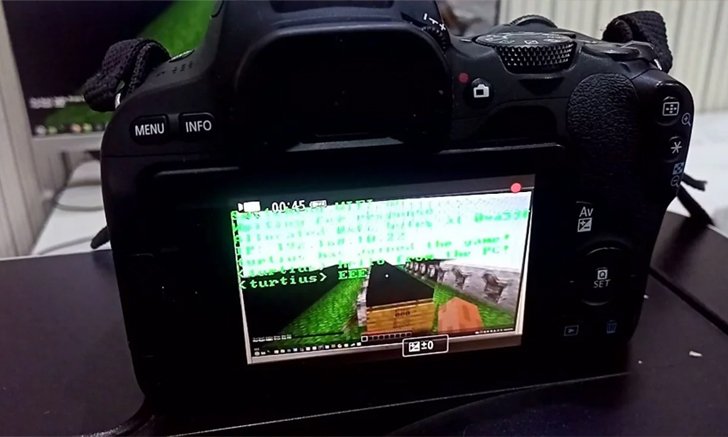 ใครจะไปคิด โปรแกรมเมอร์รันเซิร์ฟเวอร์ Minecraft ด้วยกล้อง DSLR Canon EOS 200D