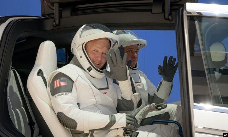 นักบินอวกาศ SpaceX เปิดตัวในสไตล์เท่ไม่เหมือนใคร
