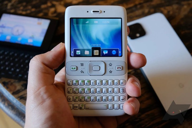 เครื่องต้นแบบสมาร์ตโฟน Android รุ่นแรกก่อนถอดคีย์บอร์ดออก