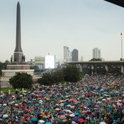 ประมวลภาพ #ม็อบ18ตุลา ไปอนุสาวรีย์ชัยฯ ชูภาพแกนนำที่ถูกจับ อุปกรณ์ป้องกันพร้อม