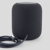 HomePod mini เปลี่ยนมาใช้เป็นสาย USB-C ใช้กับอะแดปเตอร์แทนปลั๊กเสียบ แถมถอดไม่ได้ด้วย