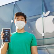 ภาพบรรยากาศการส่งมอบ iPhone 12 ในประเทศกลุ่มแรก