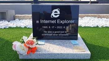วิศวกรเกาหลีใต้สร้างป้ายหินไว้อาลัยการจากไปของ ‘Internet Explorer’