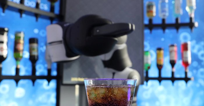 บ.สวิส เปิดตัว ‘หุ่นยนต์บาร์เทนเดอร์’ ให้บริการนักดื่มช่วงวิกฤตโควิด-19