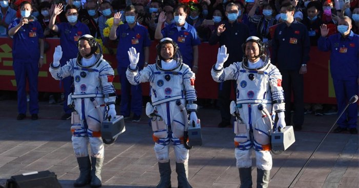 3 นักบินอวกาศจีนเดินทางถึงสถานีอวกาศจีนที่กำลังก่อสร้างแล้ว