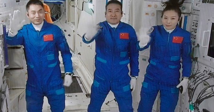 ทีมนักบินอวกาศจีนเดินทางถึงสถานีอวกาศเทียนกงก่อนเริ่มภารกิจนาน 6 เดือน