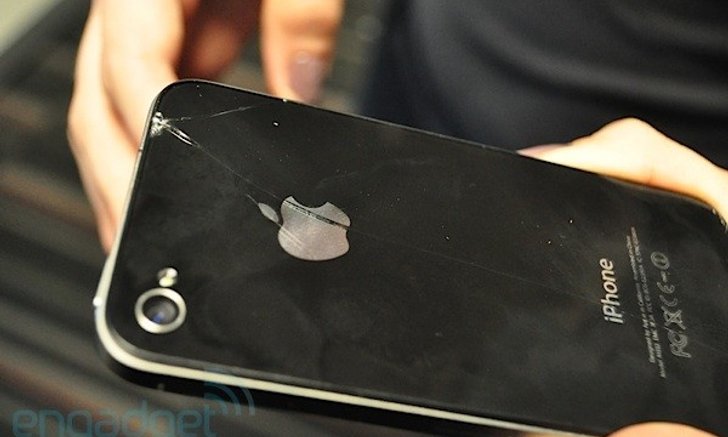 ปัญหาใหม่ของ iPhone 4 กระจกร้าวเพราะโดนกรอบแข็งขูด?