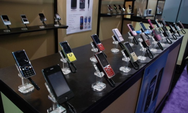 Eyo Asia เปิดตัวมือถือก๊อปเกลื่อนงาน CES 2011!
