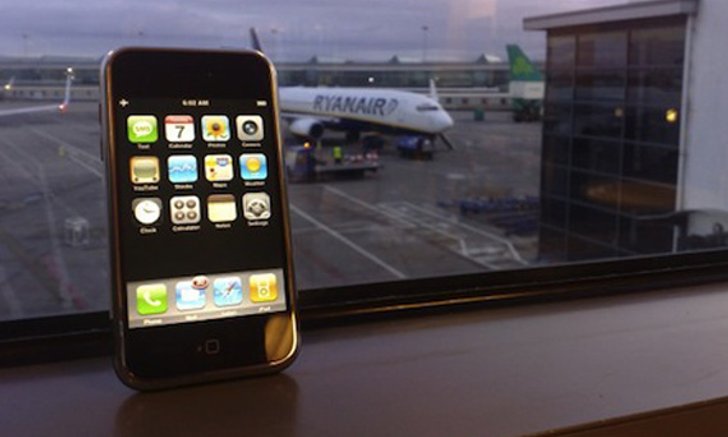 หญิงชราวัย 60 ลักลอบนำ iPhone 4 จำนวน 44 เครื่องด้วยการพันเครื่องใว้รอบตัว!