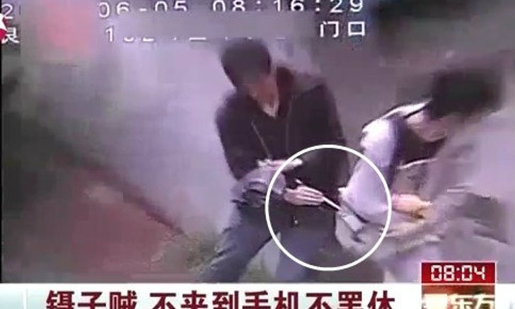 หัวขโมยใช้ตะเกียบสอย"มือถือ"เนียนสุดๆ