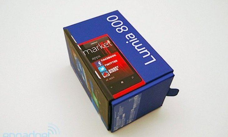 แกะกล่อง Nokia Lumia 800 จากเว็บนอก มีอะไรในชุดจำหน่ายกันบ้าง
