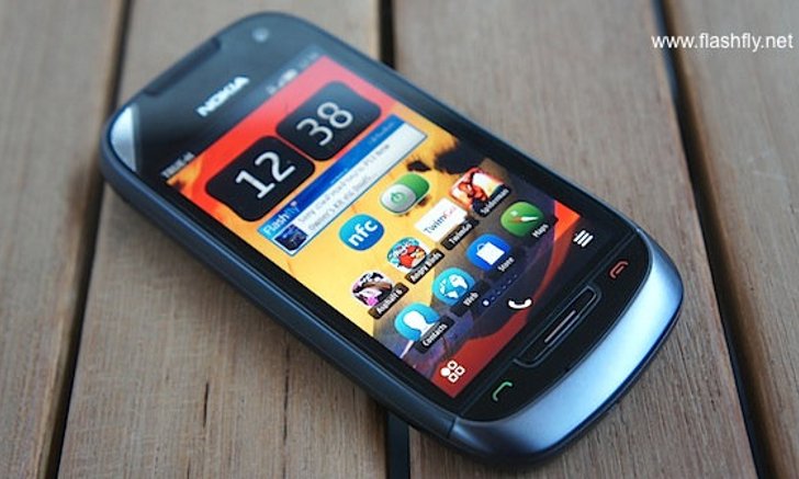 แกะกล่อง Nokia 701 สมาร์ทโฟน Symbian Belle ที่มีหน้าจอสว่างที่สุดในโลก