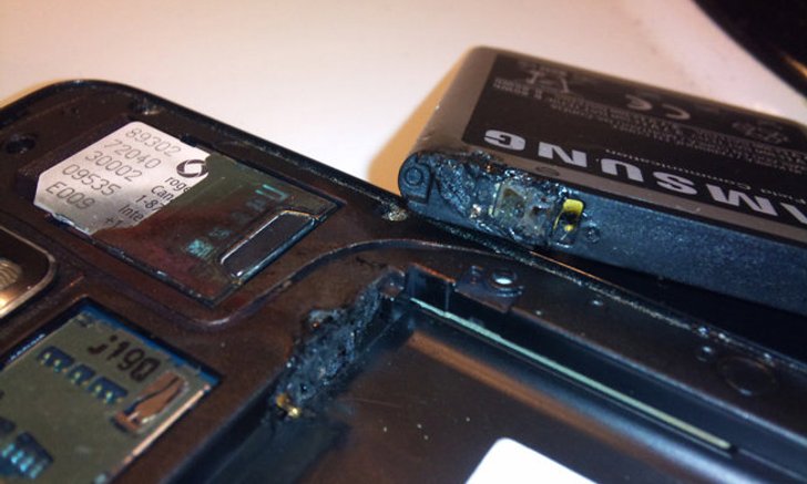 Samsung Galaxy S II กลัวน้อยหน้า iPhone 4 หวิดระเบิดใส่น้องชายหนุ่มดวงซวย!
