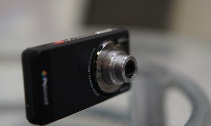 กล้องติดมือถือ เอ๊ะ! หรือว่ามือถือติดกล้อง Polaroid SC1630