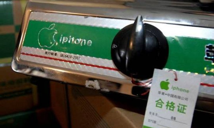 ตำรวจบุกทลายแก๊งพ่อค้าจีนขายเตาแก๊สยี่ห้อ iPhone!