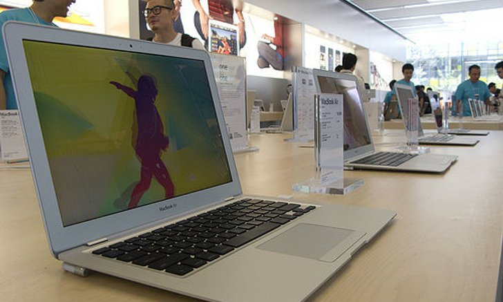 รู้หรือไม่ MacBook Air/Pro ในช็อป Apple ต้องเอียงหน้าจอกี่องศา?