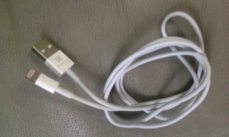 หลุดภาพสาย USB แบบใหม่ ยืนยัน Dock connector บน ไอโฟน 5 (iPhone 5) เล็กลงจริง