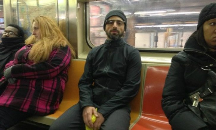 จ๊ะเอ๋ เซอร์เก้ บริน สวม Google Glass บนรถไฟใต้ดินนิวยอร์ค