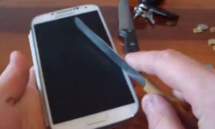 Galaxy S4 หมดห่วงเรื่องจอเป็นรอย