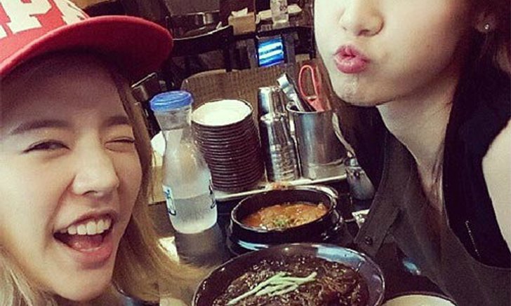 Oxford Dictionaries ยกให้ "Selfie" เป็นศัพท์ยอดฮิตประจำปี