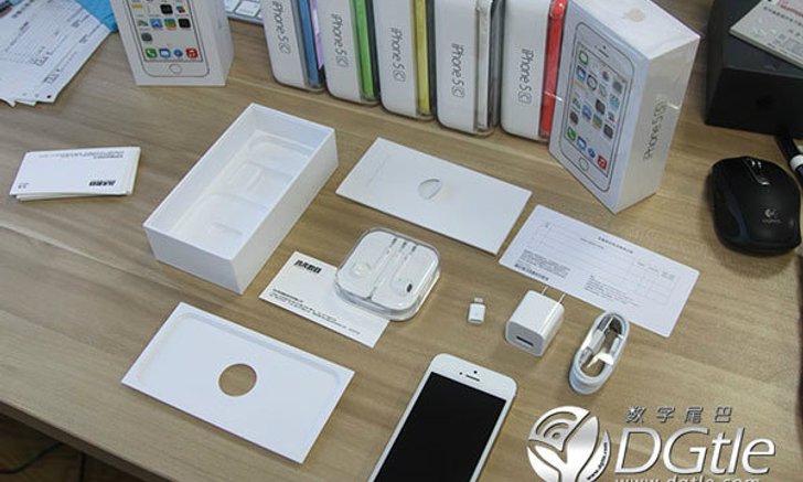 แกะกล่อง iPhone 5C ครั้งแรก!! ในโลก