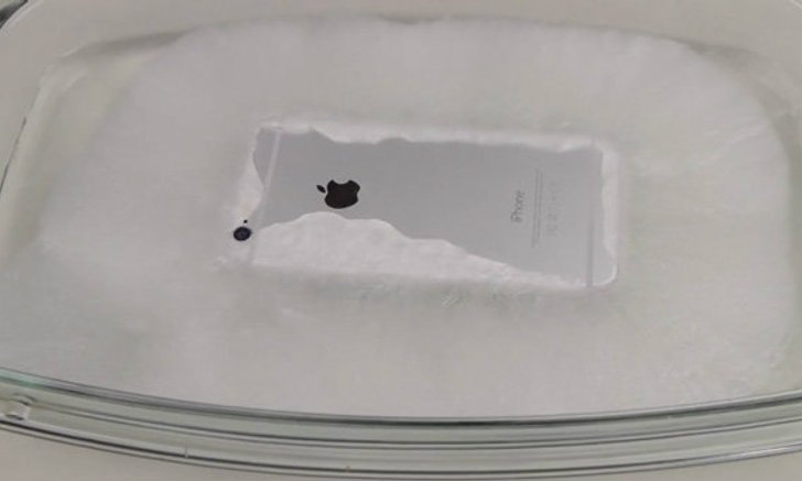 จะเกิดอะไรขึ้น เมื่อ iPhone 6 ถูกแช่อยู่ใน น้ำแข็งแห้ง?