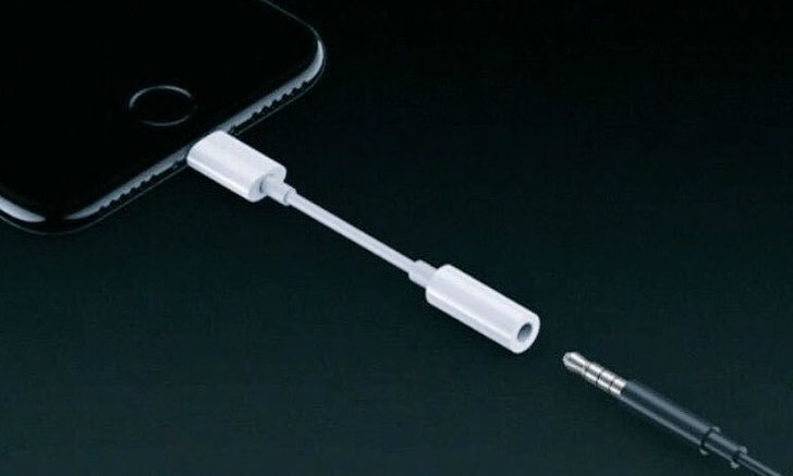 นักวิเคราะห์ชี้ iPhone 8 อาจเป็นรุ่นสุดท้ายที่ Apple ใส่ตัวแปลงหูฟังแถมมาให้ในกล่อง