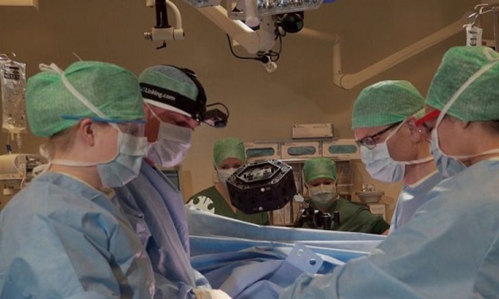 Microsoft HoloLens ช่วยให้แพทย์ 'ผ่าตัดกระดูกสันหลัง' ได้อย่างยอดเยี่ยม