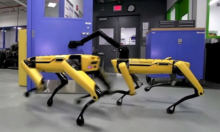 หุ่นยนต์ใหม่ของ Boston Dynamics เปิดประตูให้เพื่อน (ที่เป็นหุ่นยนต์) เดินผ่านได้