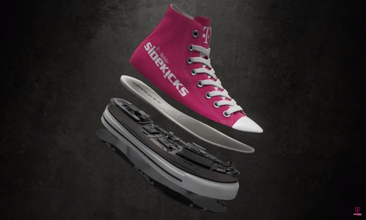 ครั้งแรกของโลก เปิดตัว T-Mobile Sidekicks รองเท้าผ้าใบพร้อมสมาร์ทโฟนในตัว