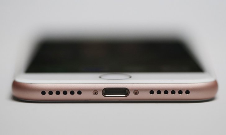 Apple ตอบคำถามสำหรับคนที่กังวลว่า จะฟังเพลงเวลาชาร์จแบตได้อย่างไร ถ้าไม่มีหูฟัง AirPods ?