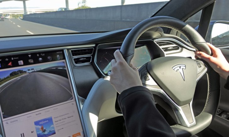 เมื่อวงการหนังผู้ใหญ่นำรถ Tesla มาเป็นอุปกรณ์ในหนัง