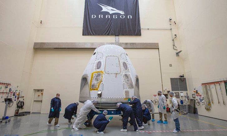 SpaceX ส่งแคปซูล Crew Dragon ไปยังที่ปล่อยตัวเพื่อทดสอบก่อนส่ง 2 นักบินอวกาศ 7 พ.ค.