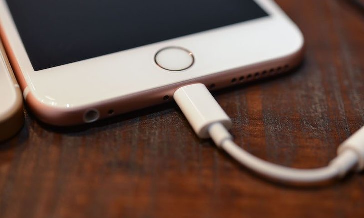 Apple เตรียมยกระดับ ไม่แถมตัวแปลงหูฟัง 3.5 มม ในกล่องอีกซะงั้น!