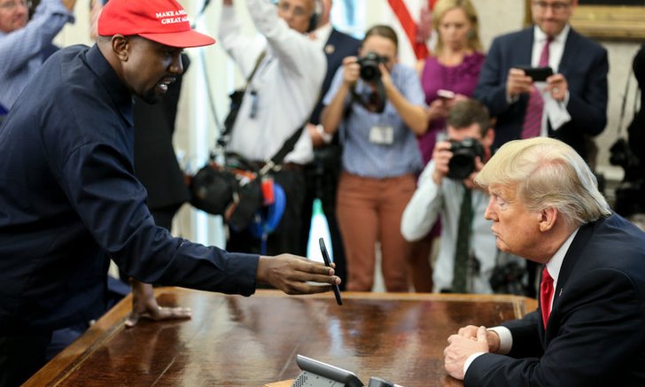อย่าทำหายก็แล้วกัน! Kanye West ปลดล็อก iPhone X ต่อหน้าสื่อ ด้วยรหัส 000000 ขณะเข้าพบ Donald Trump