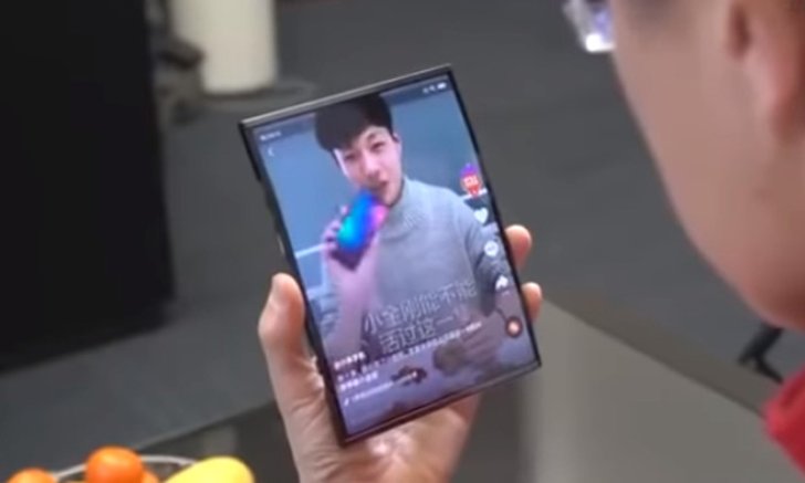 ชมคลิป มือถือจอพับได้จาก Xiaomi บนมือของผู้ร่วมก่อตั้งเลยทีเดียว