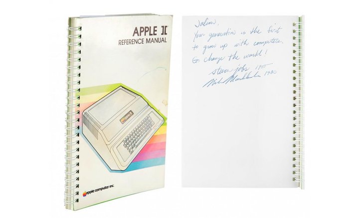 คู่มือ Apple II มีลายเซ็น สตีฟ จอบส์ ถูกประมูลขายไปราว 26.2 ล้านบาท!