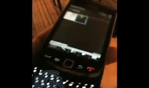 เห็นกันเต็มๆตา กับ BlackBerry ฝาพับ รัน OS6