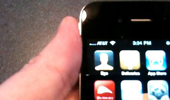ปัญหาใหม่ iPhone 4 จับตัวเครื่องแล้วสัญญาณตก!