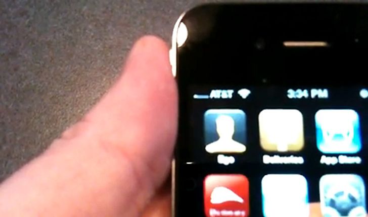 ปัญหาใหม่ iPhone 4 จับตัวเครื่องแล้วสัญญาณตก!